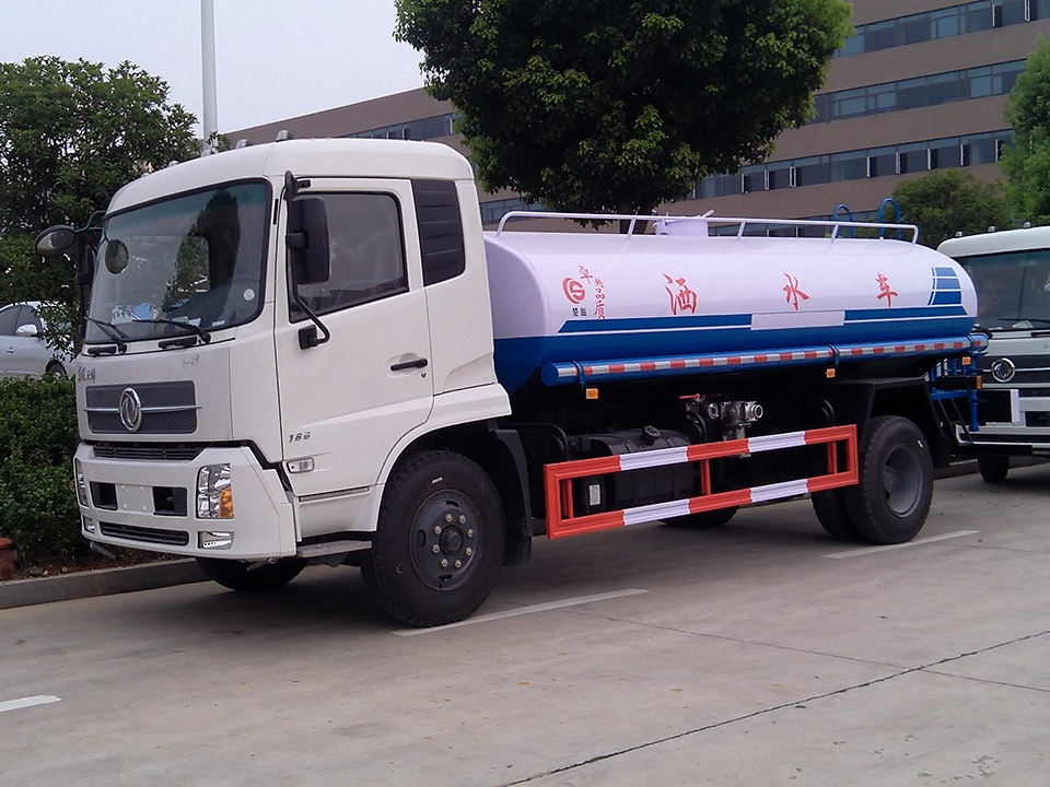 5吨洒水车